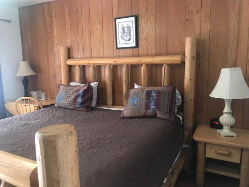 Giường trong phòng chung tại Dunsmuir Lodge