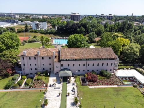 an aerial view of a building with a yard at Hotel Ristorante Fior in Castelfranco Veneto