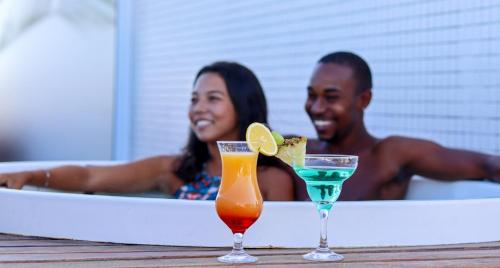 a man and a woman sitting in a bath tub at Paradiso Corporate in Cabo Frio