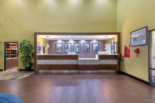 a waiting room in a hospital with a waiting roomasteryasteryasteryasteryasteryastery at Best Western Plus McDonough Inn & Suites in McDonough