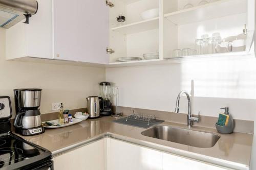 A kitchen or kitchenette at New & Modern APT - 100 MBPS 15 min from airport