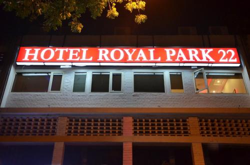 un panneau indiquant le parc royal de l'hôtel au-dessus d'un bâtiment dans l'établissement Hotel Royal Park 22, à Chandigarh