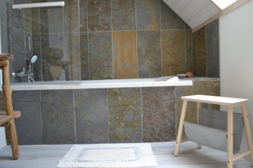 La salle de bains est pourvue d'une douche, d'un lavabo et d'un tabouret. dans l'établissement Escale à Villeperdue chambre JÜRMALA, à Saint-Épain