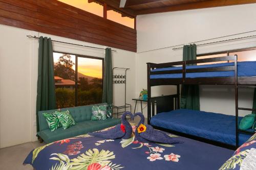 ビハグアにあるMi Casa es Su Casa: Vacation Rentalのベッドルーム(二段ベッド1組、ソファ付)