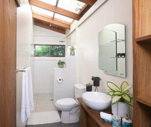 ビハグアにあるMi Casa es Su Casa: Vacation Rentalのバスルーム(トイレ、洗面台、鏡付)