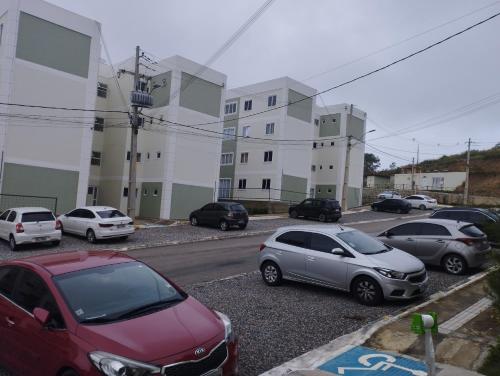 eine Gruppe von Autos auf einem Parkplatz geparkt in der Unterkunft Apto Charmoso Bosque Heliópolis in Garanhuns