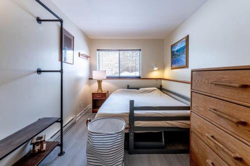 een kleine slaapkamer met een bed en een bureau bij TELEMARK 5 condo in Jeffersonville