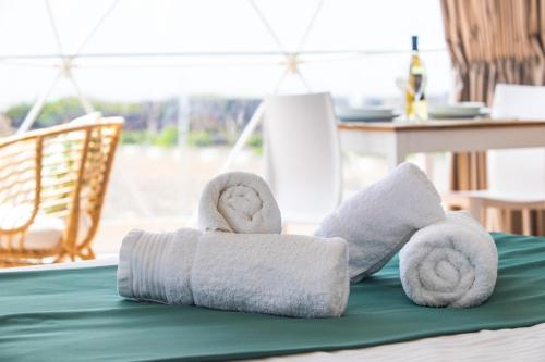 een stapel handdoeken zittend op een tafel bij Eslanzarote Eco Dome Experience in Teguise