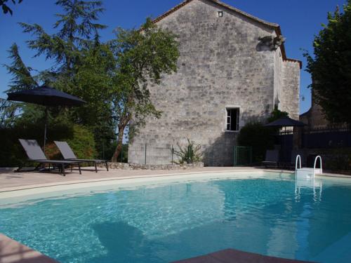 une grande piscine devant un immeuble dans l'établissement Dépendance Saint Jean, à Bouniagues