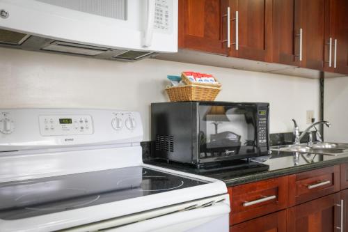 a microwave oven sitting on top of a kitchen counter at Aston at the Waikiki Banyan in Honolulu