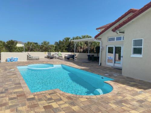 una piscina nel cortile di una casa di Castle, pvt pool, hot tub, beach, mini-golf, dock, fishing, ping pong a Flagler Beach