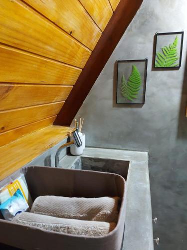 a sink in a room with a wooden ceiling at Cabanas Bouganville in Monte das Gameleiras