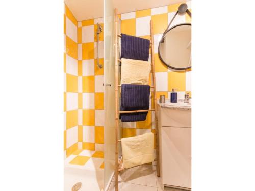 La salle de bains est pourvue d'une douche, d'un miroir et de serviettes. dans l'établissement Gîte Le Landreau, 3 pièces, 4 personnes - FR-1-306-804, à Le Landreau