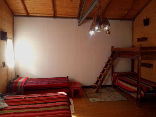 En eller flere senge i et værelse på Cabañas Río Los Nogales