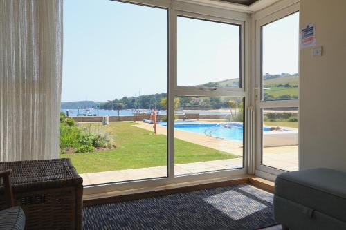 1 The Salcombe – Photos 2