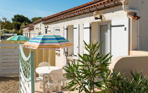 Πισίνα στο ή κοντά στο Lagrange Vacances Les Maisons de Saint Georges