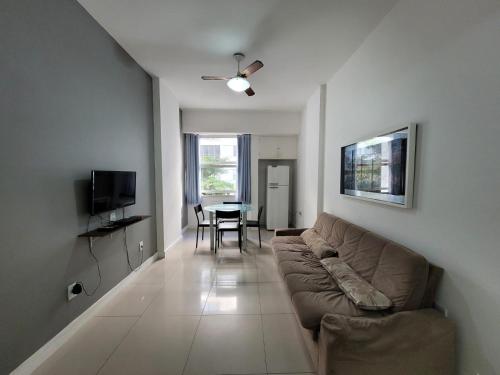 uma sala de estar com um sofá e uma mesa em Apartments Almirante Goncalves no Rio de Janeiro