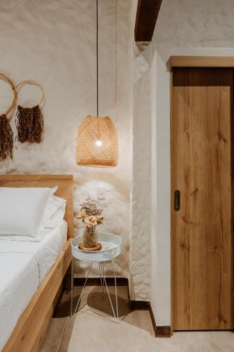 a bedroom with a bed and a table with a lamp at La Casa de Nelly - Medellín in Medellín
