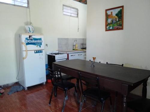 eine Küche mit einem Tisch und einem weißen Kühlschrank in der Unterkunft Los Patos in Chumillo