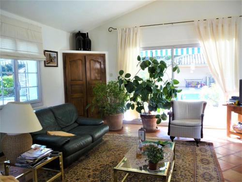 una sala de estar con un sofá y una mesa en Attractive Holiday Home in C reste with Pool, en Céreste