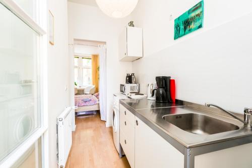eine Küche mit Spüle und Arbeitsplatte in der Unterkunft Altstadt - CGN Apartments in Köln