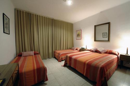 Ліжко або ліжка в номері Hostal Residencia Catalina