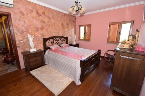 Un pat sau paturi într-o cameră la Casinha do Barbas