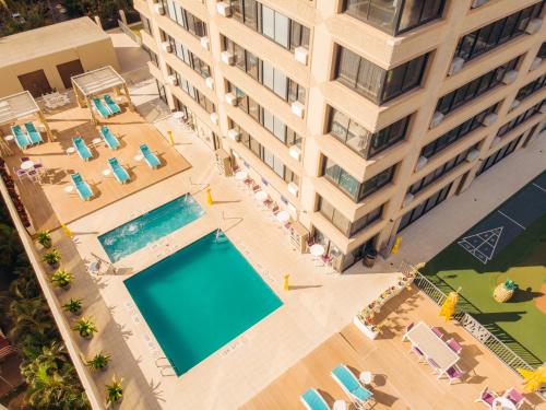 Vue sur la piscine de l'établissement Holiday Inn Express Waikiki, an IHG Hotel ou sur une piscine à proximité