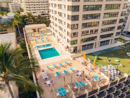 eine Luftansicht eines Hotels mit Pool in der Unterkunft Holiday Inn Express Waikiki, an IHG Hotel in Honolulu