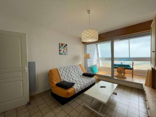 un salon avec un canapé et une vue sur l'océan dans l'établissement Studio à St-Jean-de-Monts, avec parking, balcon et vue mer - FR-1-224C-201, à Saint-Jean-de-Monts