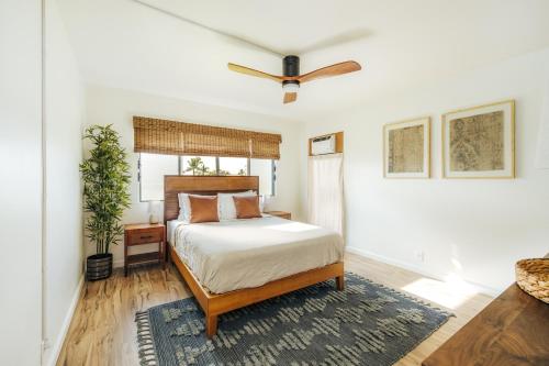 una camera con letto e ventilatore a soffitto di The Olena at Keauhou Bay a Kailua-Kona