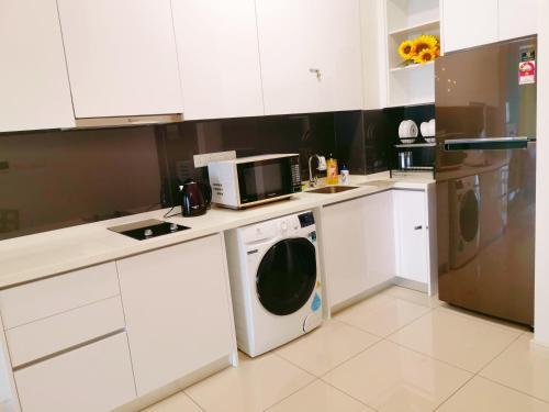 Una cocina o kitchenette en Legoland-Happy Wonder Suite,Elysia-8pax,100MBS