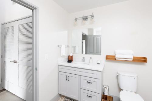 uma casa de banho branca com um lavatório e um espelho em Flexhome Brewery District 1BR Apt M10 - READ INFO em Milwaukee