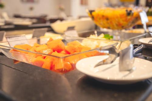 a bowl of fruit on a counter in a kitchen at Lagoon Prime Hotel in Lagoa Santa