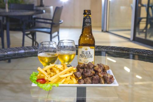 a bottle of beer and two glasses of wine and fries at Lagoon Prime Hotel in Lagoa Santa