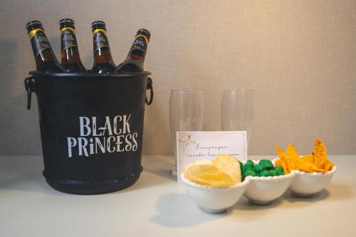 a bucket of bottles of champagne and some crackers and chips at Lagoon Prime Hotel in Lagoa Santa