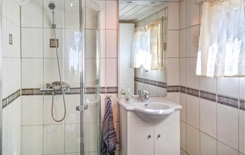 Ένα μπάνιο στο 1 Bedroom Nice Home In Lyngdal