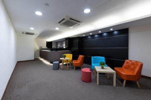 een wachtkamer met stoelen en tafels in een kantoor bij metacity living in Hong Kong