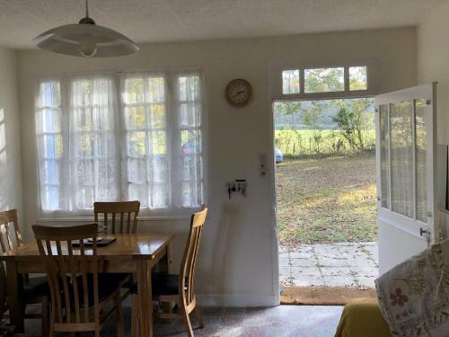 une salle à manger avec une table et des chaises et une fenêtre dans l'établissement Cottage in France near Hiking Trails, à Couleuvre