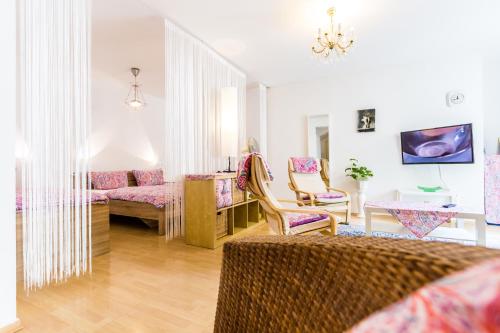 sala de estar con sofá y mesa en CGN Apartments - Deutzer Bruecke en Colonia