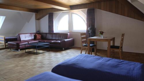 ein Wohnzimmer mit einem Sofa, einem Sofa und einem Tisch in der Unterkunft Gasthof Hirschenbräu Michel in Rauhenebrach