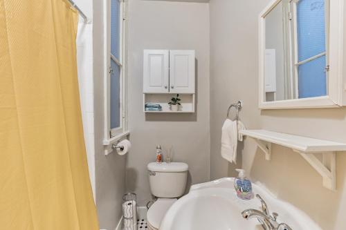 uma casa de banho com um lavatório, um WC e uma banheira em Your Charming Boho Abode em Los Angeles