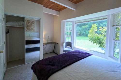 Кровать или кровати в номере SeaLaVie Rare Peaceful & Hidden Gem Shore House