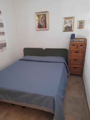 a bedroom with a bed and a dresser at Villetta Simo in Capilungo