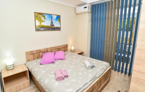 una camera da letto con un letto con due cuscini rosa di Hotel MASPINDZELO a Kutaisi
