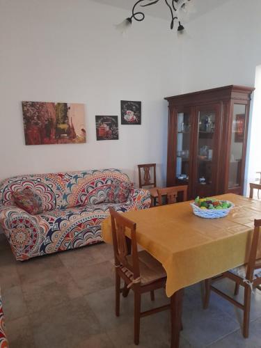 a living room with a table and a couch at Villetta Simo in Capilungo
