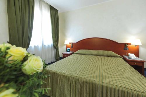 a hotel room with a bed and a window at Edra Palace Hotel & Ristorante in Cassino