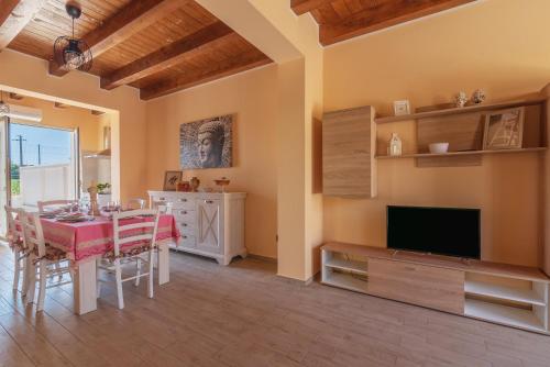 a living room with a table and a television at Casa Vacanza Brucoli Mare 1 in Brucoli