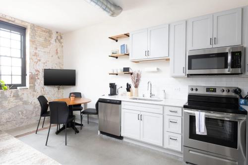 Fotografie z fotogalerie ubytování Brewery District 2-Story 2BR Apt Near Fiserv with Rooftop, Gym, and Parking v destinaci Milwaukee