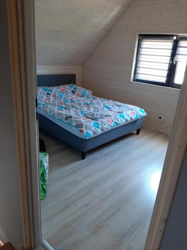 um quarto com uma cama num pequeno quarto em Horyzont Bałtyku em Gąski